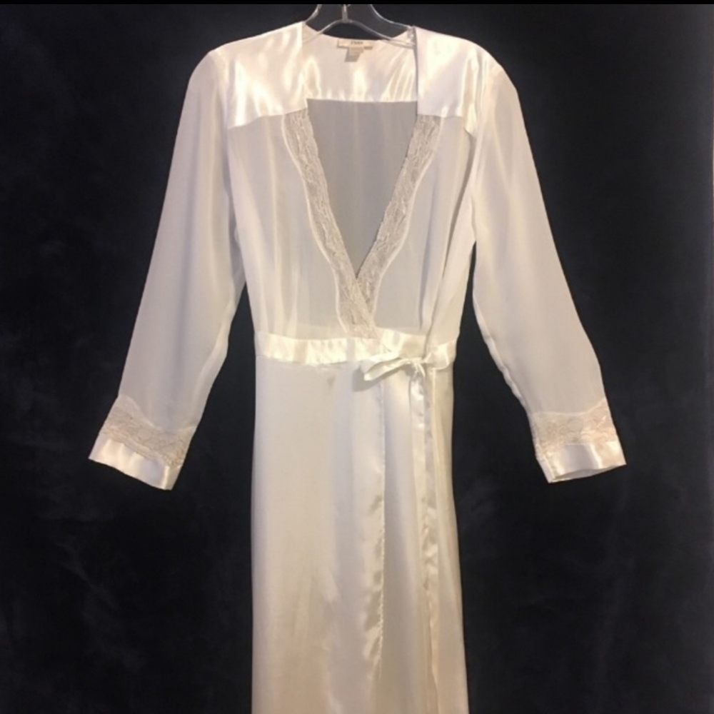 Flora Nikrooz Robe - Picture 3 of 4